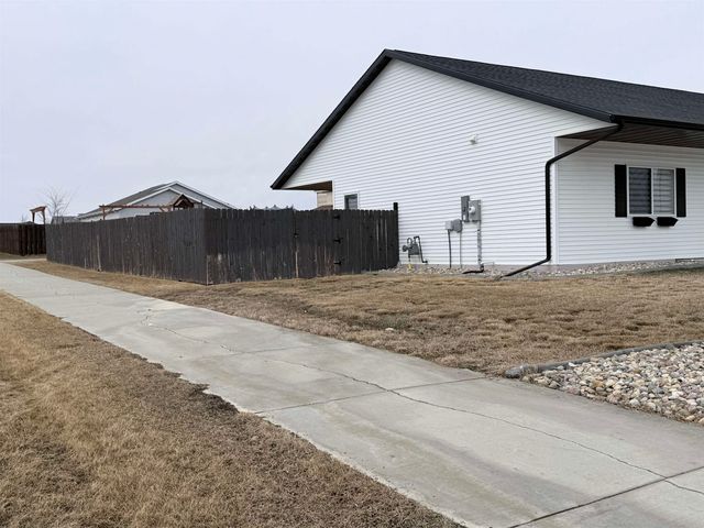 150 Mulberry Loop NE, Minot, ND 58703