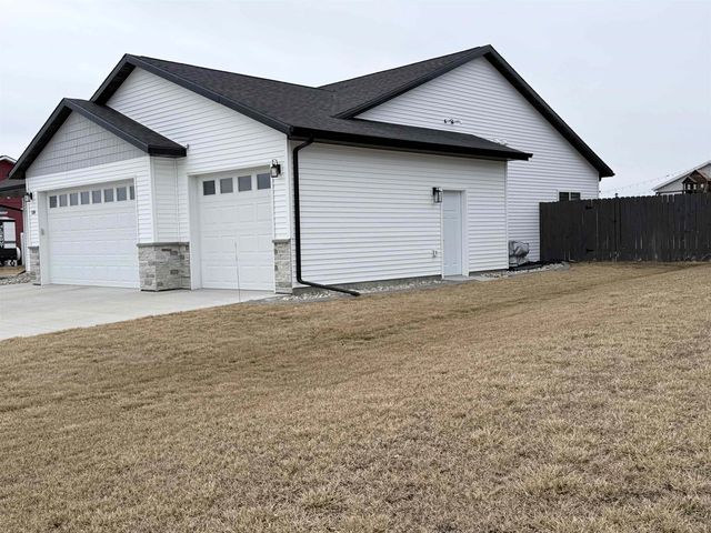 150 Mulberry Loop NE, Minot, ND 58703