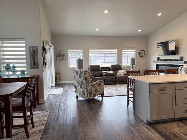 150 Mulberry Loop NE, Minot, ND 58703