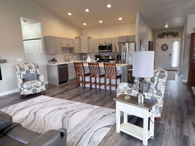 150 Mulberry Loop NE, Minot, ND 58703