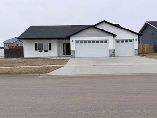 150 Mulberry Loop NE, Minot, ND 58703