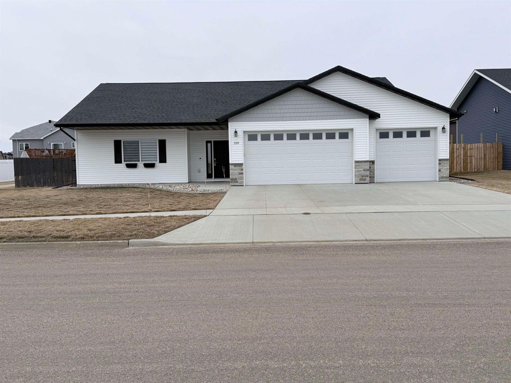 150 Mulberry Loop NE, Minot, ND 58703