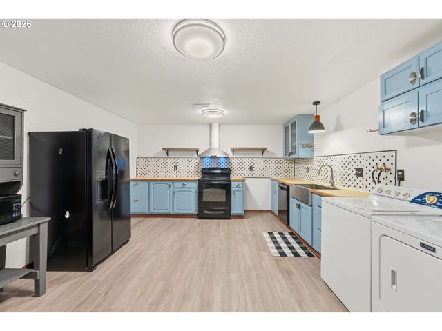 2595 BRUSSELLS St, North Bend, OR 97459