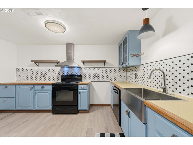 2595 BRUSSELLS St, North Bend, OR 97459