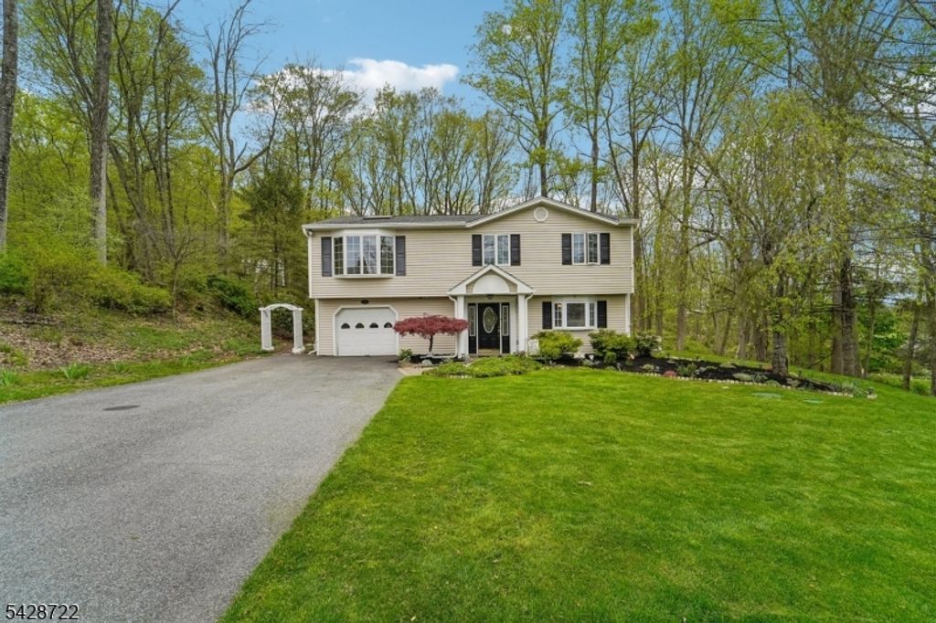 42 Scenic Dr, Green Twp., NJ 07821