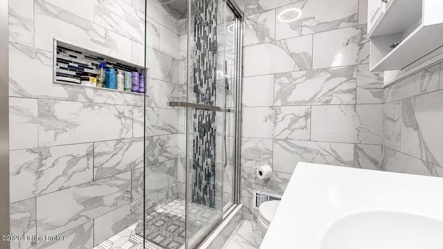 4426 Lynnview Dr, Louisville, KY 40216