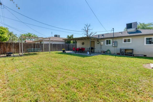 965 W Fairmont Avenue, Clovis, CA 93612