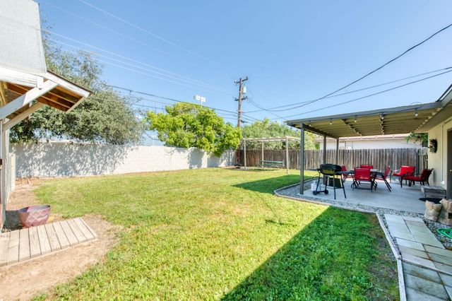 965 W Fairmont Avenue, Clovis, CA 93612