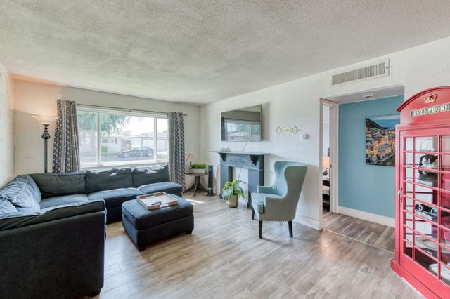 965 W Fairmont Avenue, Clovis, CA 93612