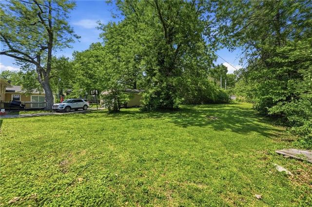 12208 E 46th Street S, Independence, MO 64055