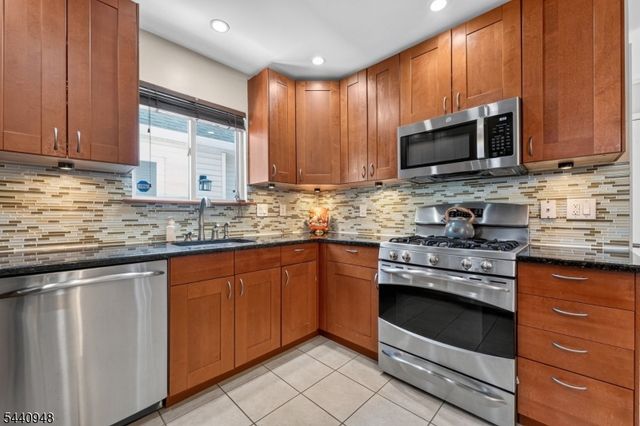301 Saddle Ct, Raritan Twp., NJ 08822