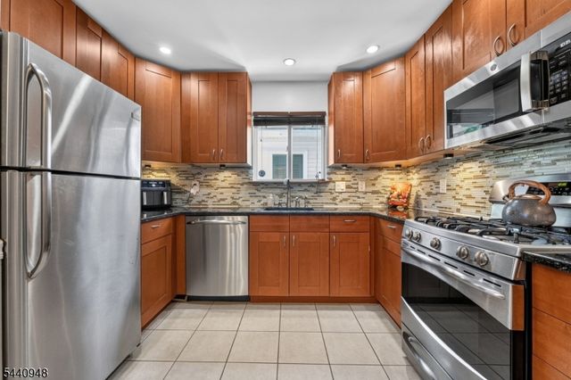 301 Saddle Ct, Raritan Twp., NJ 08822