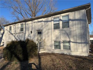 816 S MONTCLAIRE Drive, Olathe, KS 66061