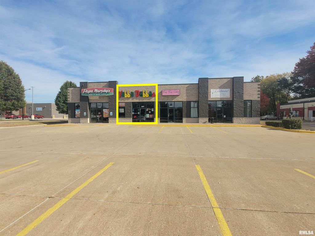 3207 DEVILS GLEN Road, Bettendorf, IA 52722