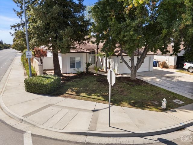10503 Petalo Drive, Bakersfield, CA 93311
