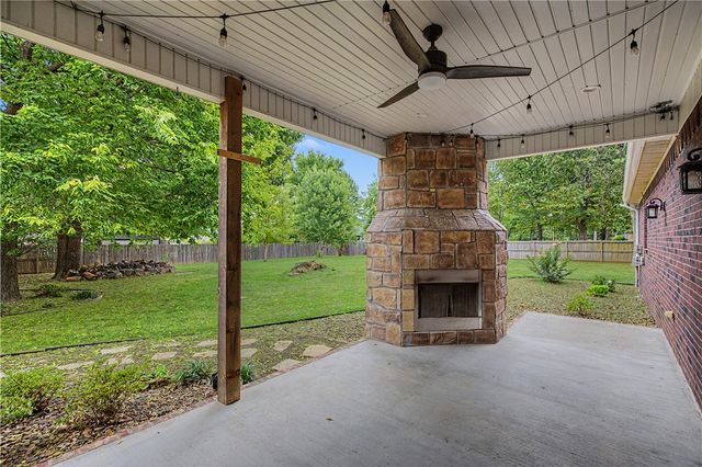 2104 Caribou Lane, Elm Springs, AR 72762
