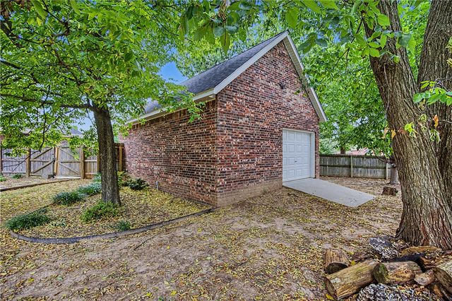 2104 Caribou Lane, Elm Springs, AR 72762
