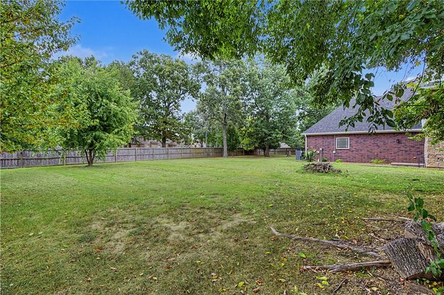 2104 Caribou Lane, Elm Springs, AR 72762