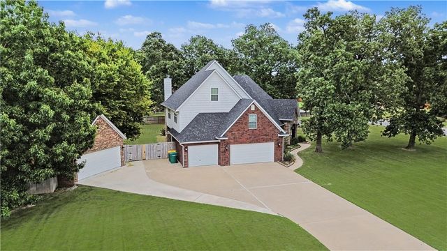 2104 Caribou Lane, Elm Springs, AR 72762