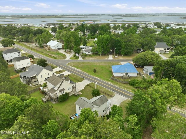 805 Driftwood Drive, Hampstead, NC 28443