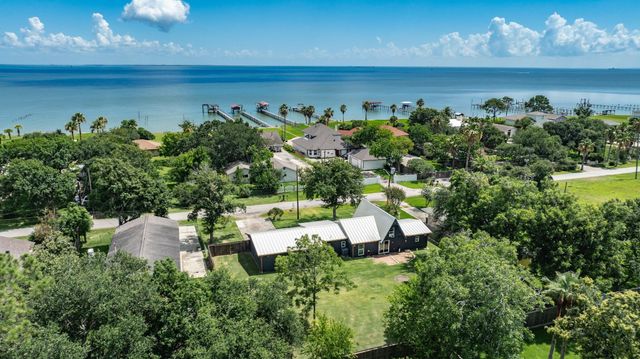 2575 Cliff Drive, Dickinson, TX 77539