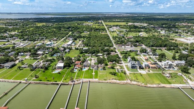 2575 Cliff Drive, Dickinson, TX 77539