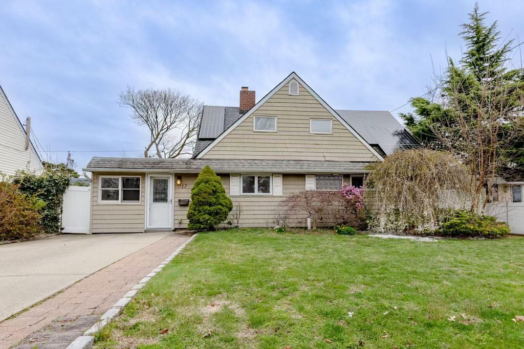 17 Arcadia Lane, Hicksville, NY 11801