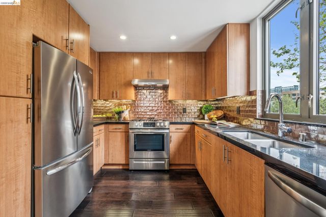 438 W Grand Ave 420, Oakland, CA 94612
