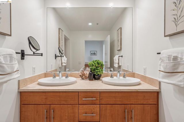438 W Grand Ave 420, Oakland, CA 94612