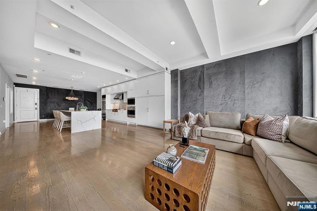 9 Somerset Lane 410, Edgewater, NJ 07020