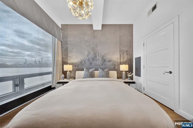 9 Somerset Lane 410, Edgewater, NJ 07020