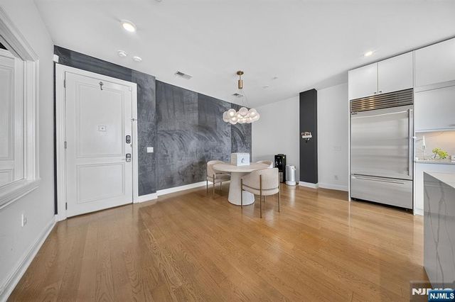 9 Somerset Lane 410, Edgewater, NJ 07020