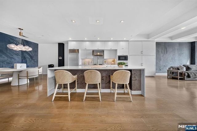 9 Somerset Lane 410, Edgewater, NJ 07020