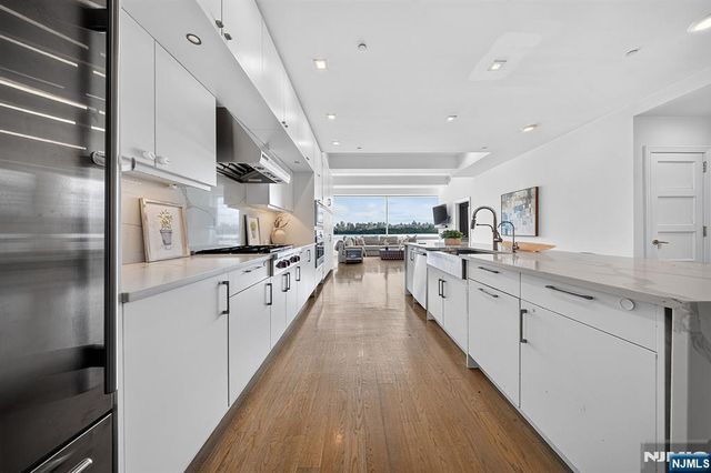 9 Somerset Lane 410, Edgewater, NJ 07020