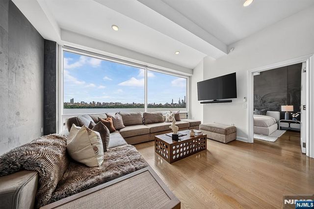 9 Somerset Lane 410, Edgewater, NJ 07020