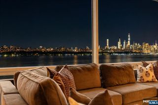 9 Somerset Lane 410, Edgewater, NJ 07020