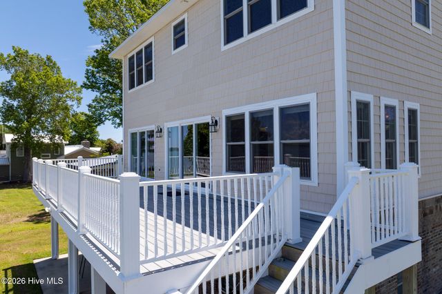 203 Riverside Drive, Sneads Ferry, NC 28460
