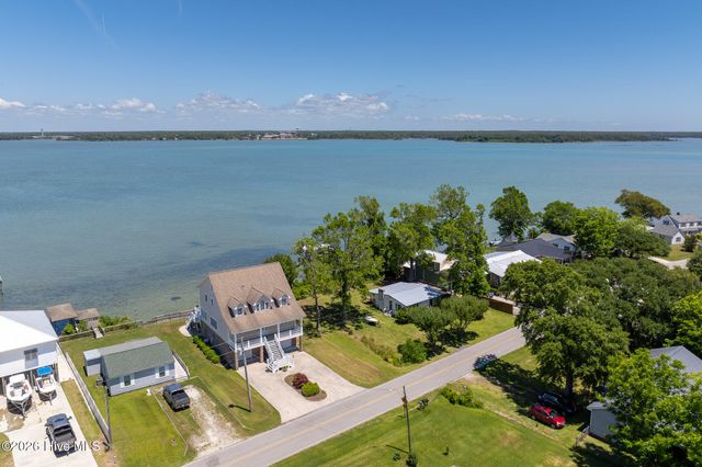 203 Riverside Drive, Sneads Ferry, NC 28460