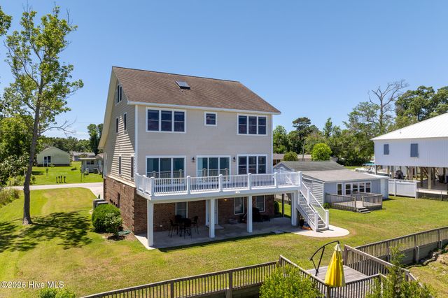 203 Riverside Drive, Sneads Ferry, NC 28460