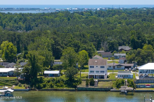 203 Riverside Drive, Sneads Ferry, NC 28460