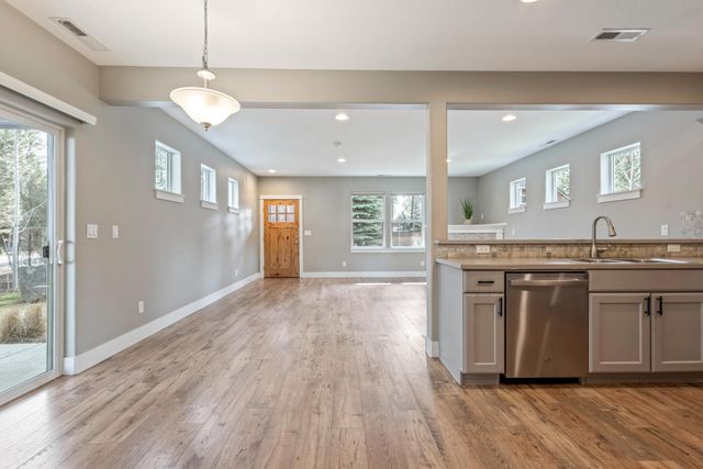 952 E Timber Pine Drive, Sisters, OR 97759