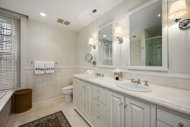 75 E ELM Street, Chicago, IL 60611