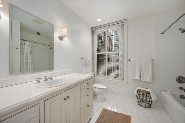 75 E ELM Street, Chicago, IL 60611