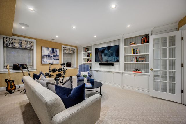 75 E ELM Street, Chicago, IL 60611