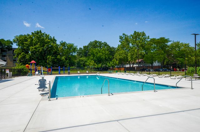 4092 Quincy Court, Streamwood, IL 60107