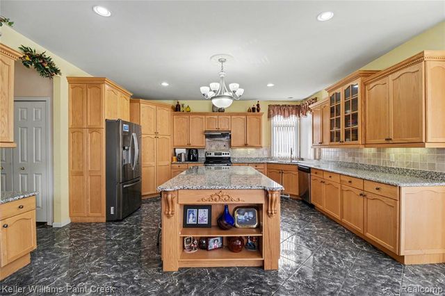 2146 Meadow Reed Drive, Sterling Heights, MI 48314