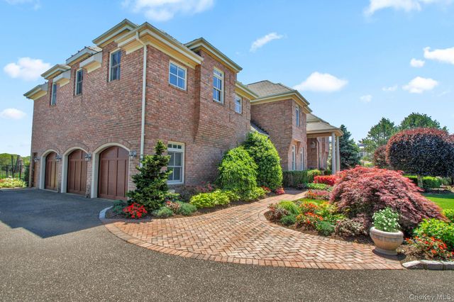 27 True Harbour Way, West Islip, NY 11795