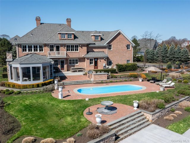 27 True Harbour Way, West Islip, NY 11795