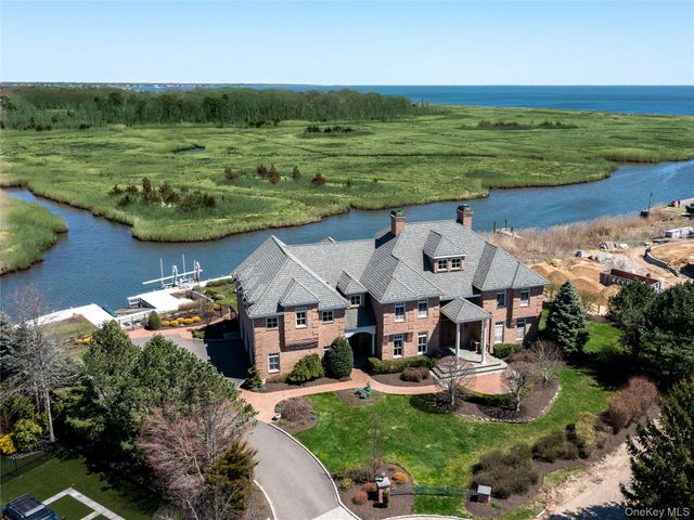 27 True Harbour Way, West Islip, NY 11795