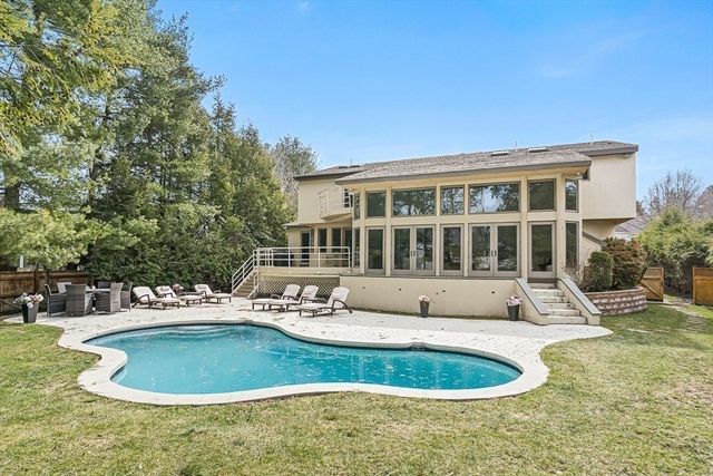 71 Farina Rd, Newton, MA 02459